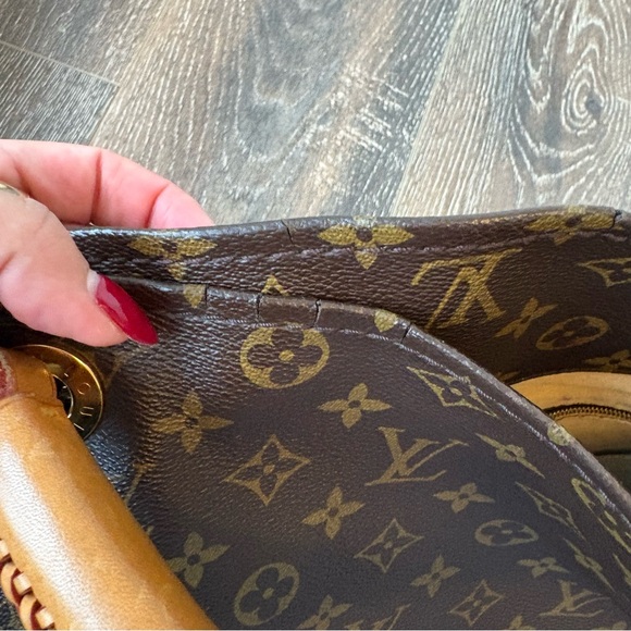 Louis Vuitton Monogram Artsy MM Shoulder Bag - Picture 10 of 16